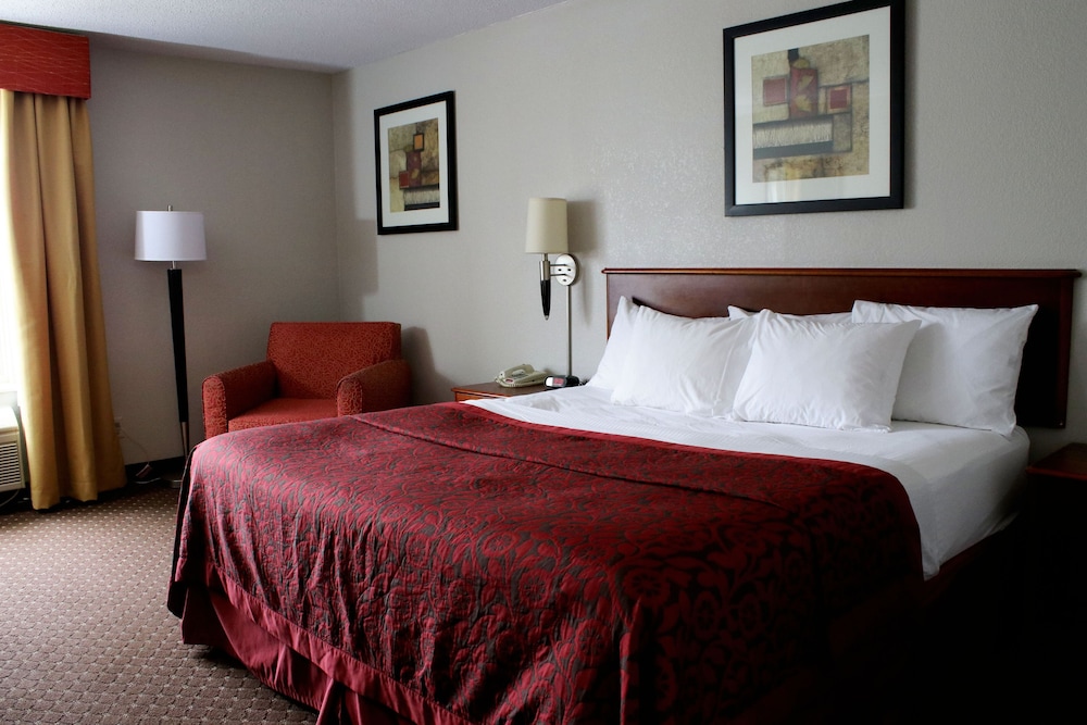 Days Inn Suites By Wyndham Bloomington Normal Il 16/45