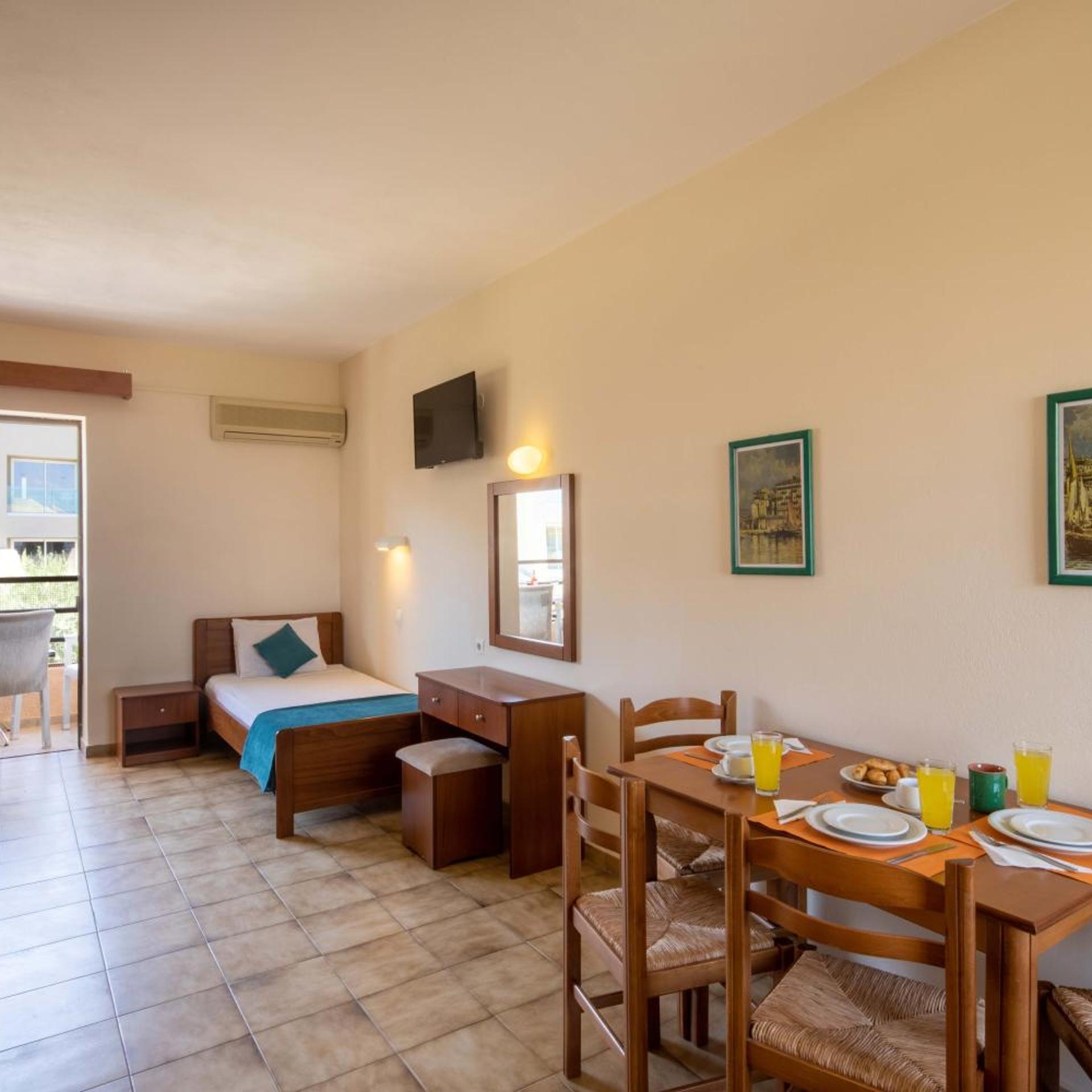 Rossis Beach Hotel 34/58