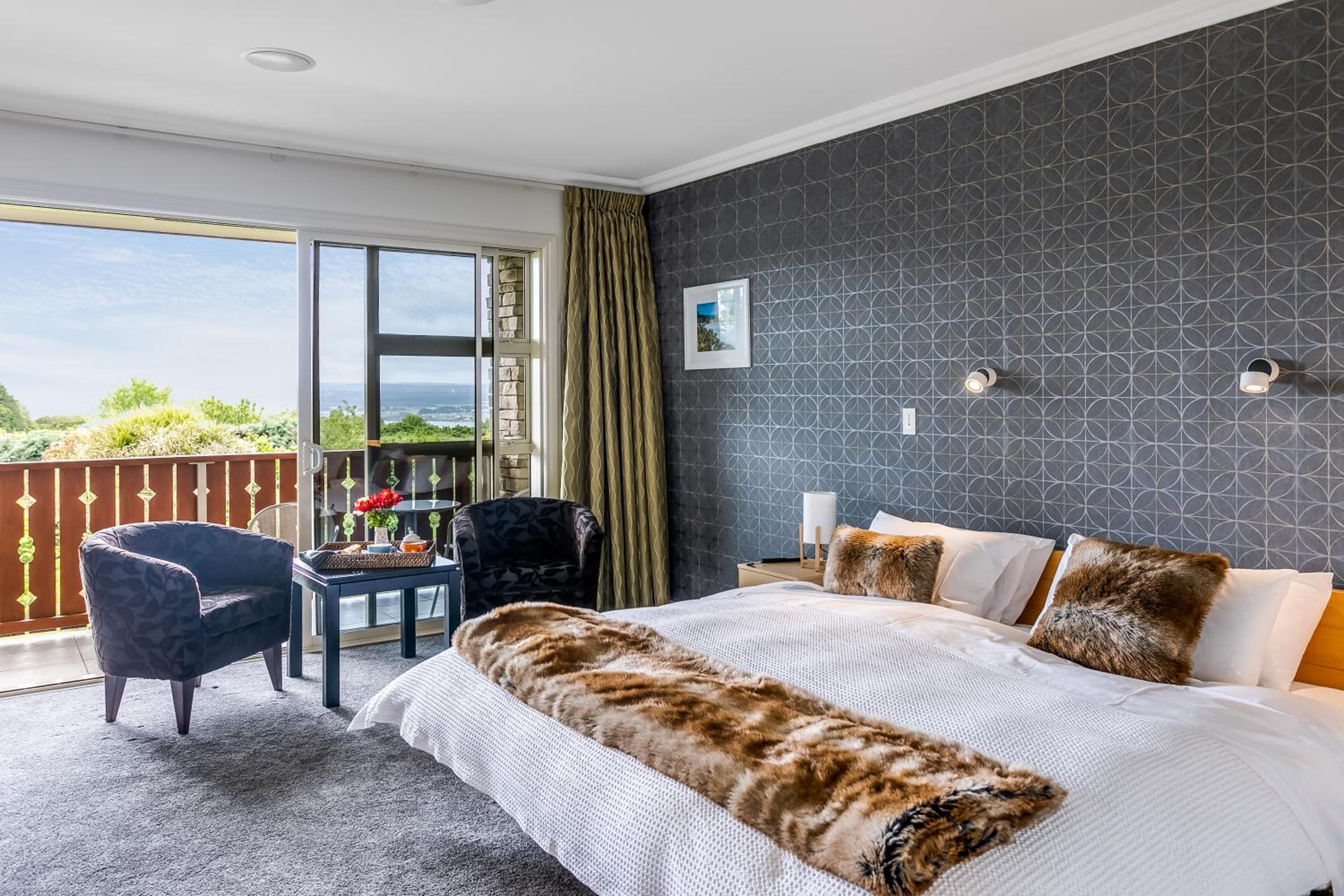 Suite, King Bed, Balcony
