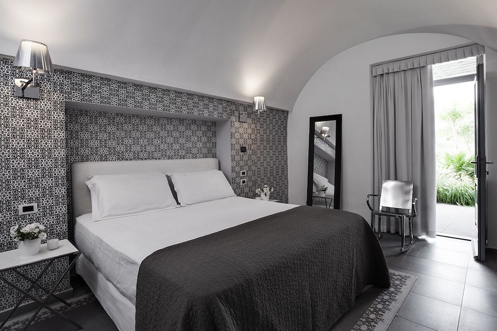 Junior, King Bed, Garden View, Garden Area