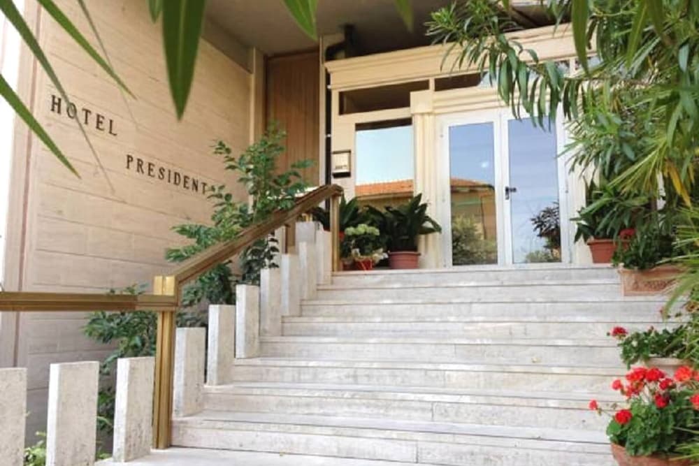 Hotel President 4/43