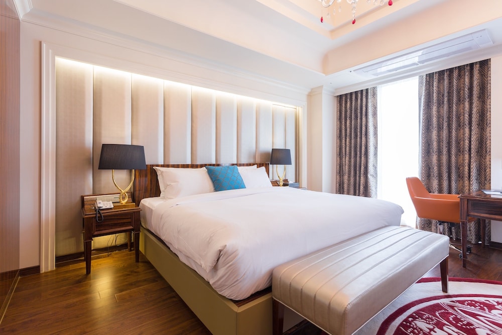 ROYAL, SUITE