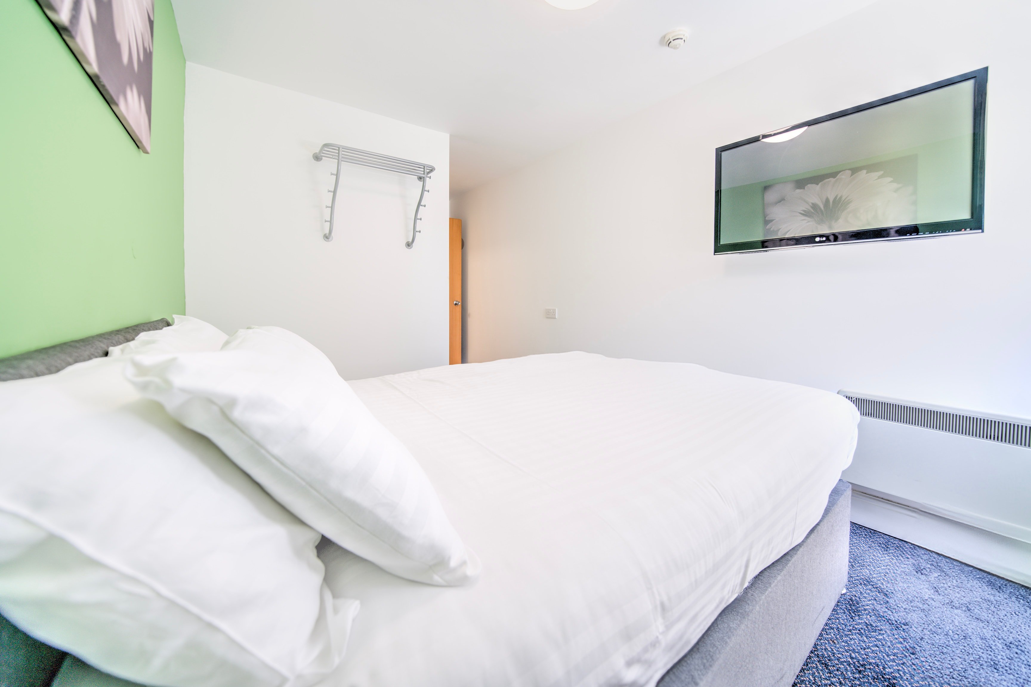 GO2 Gloucester Hotel by OYO 22/40