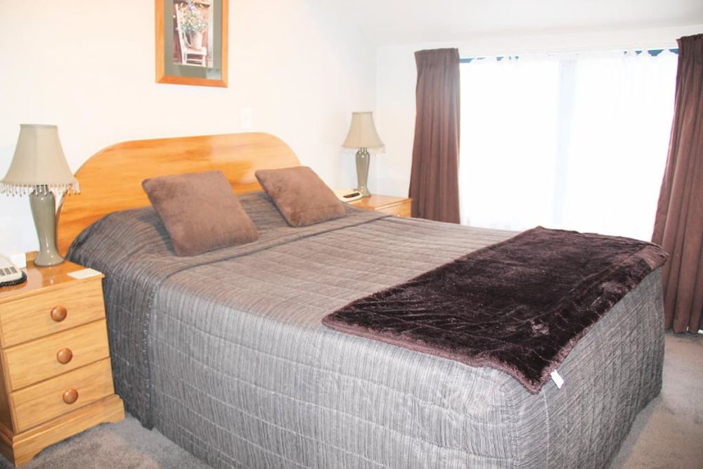Bush Inn Court Motel 16/39