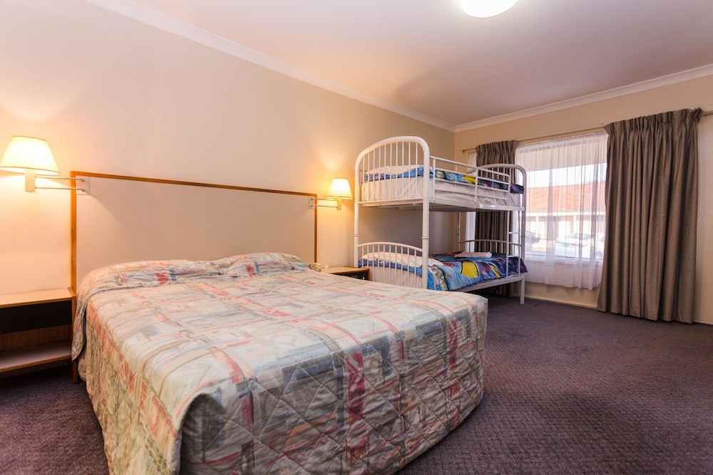 Sleepwell Motel 10/39