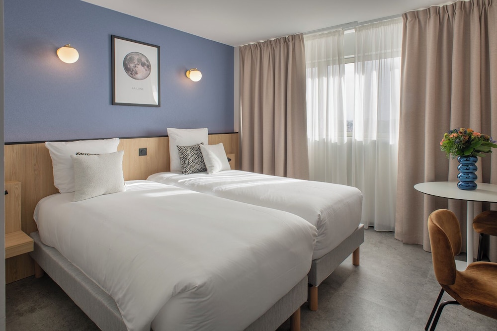 STUDIO, TWIN BEDS, KITCHENETTE