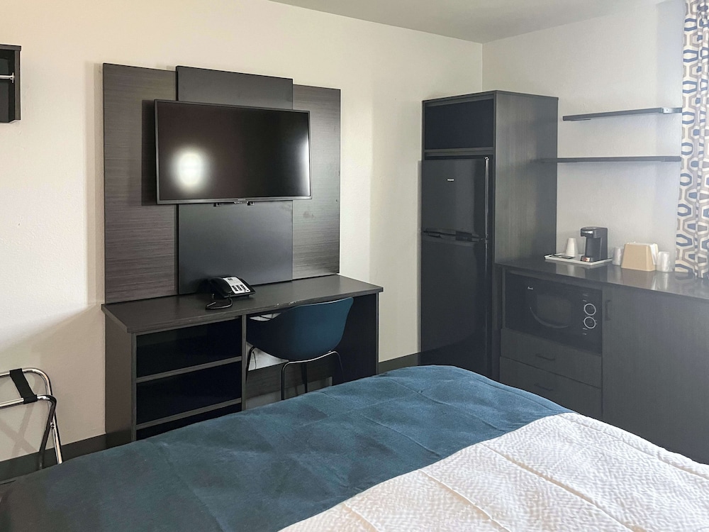 Studio6 Suites Delano, CA 32/40