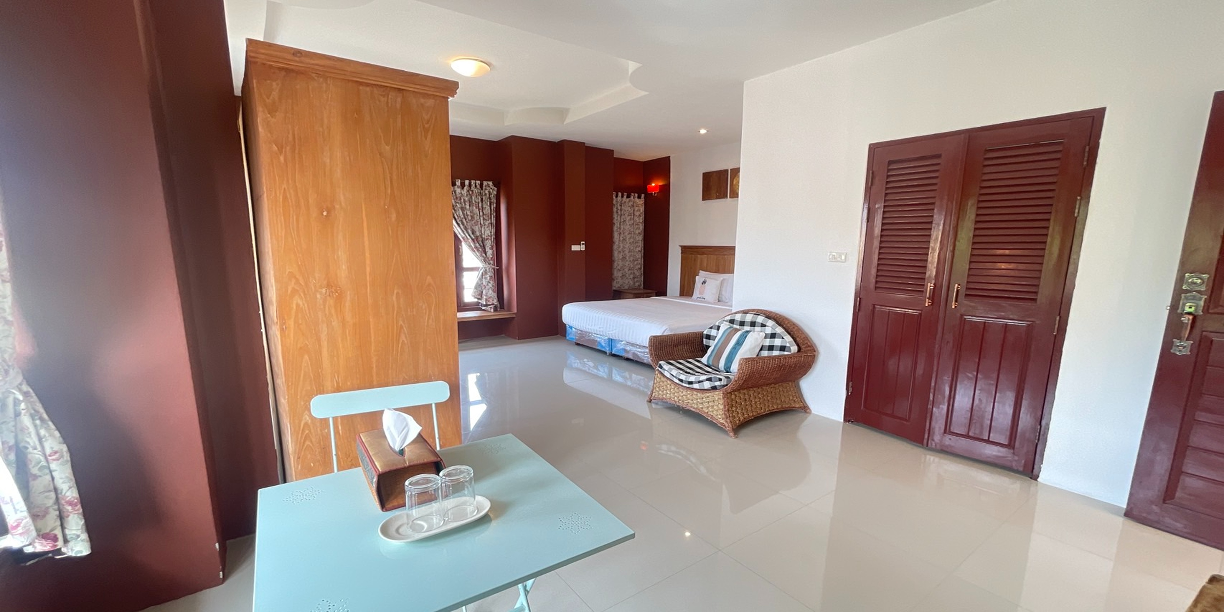 جناح، Yellow Tique Hotel 7/10