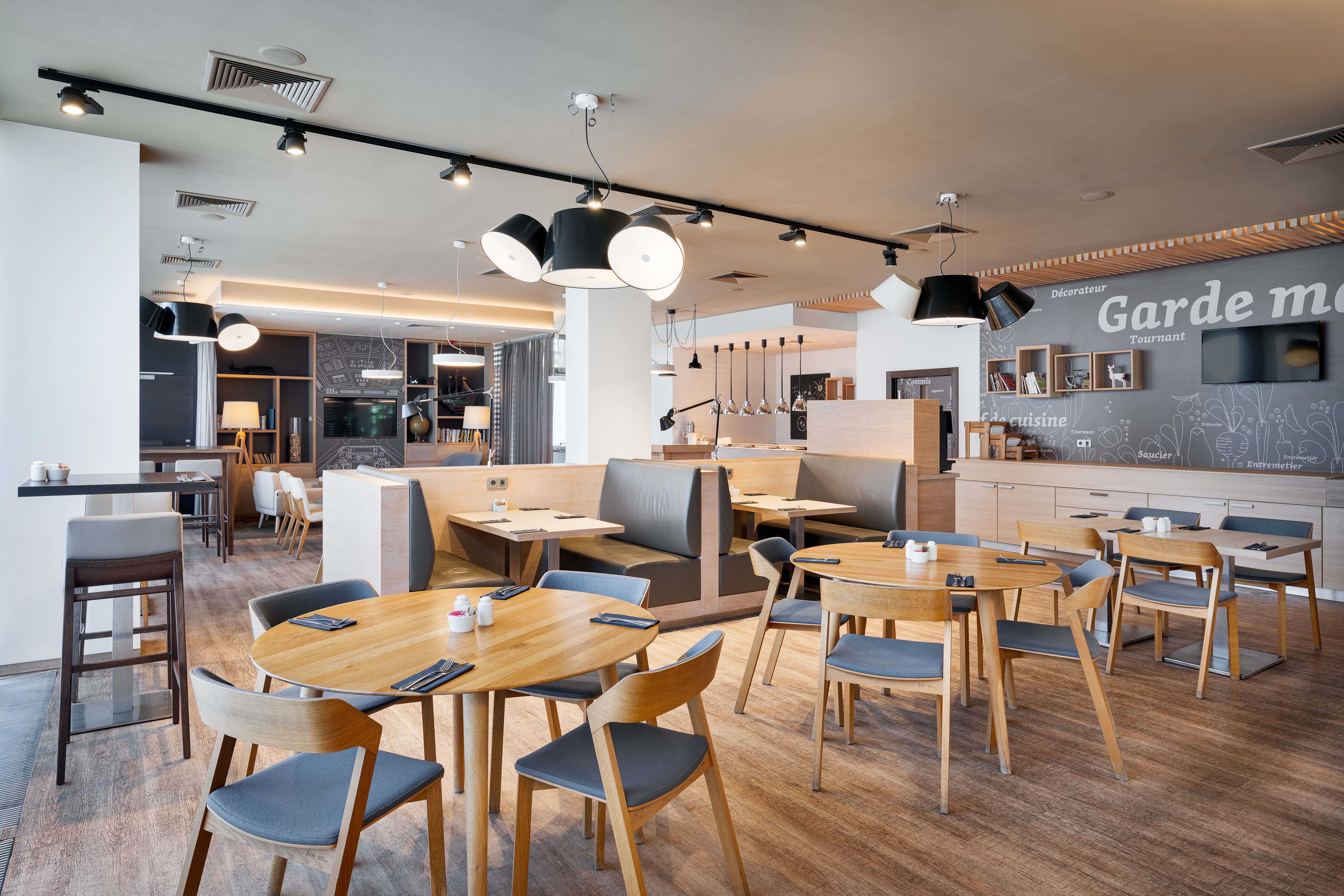 HOLIDAY INN PRAGUE AIRPORT 55/76