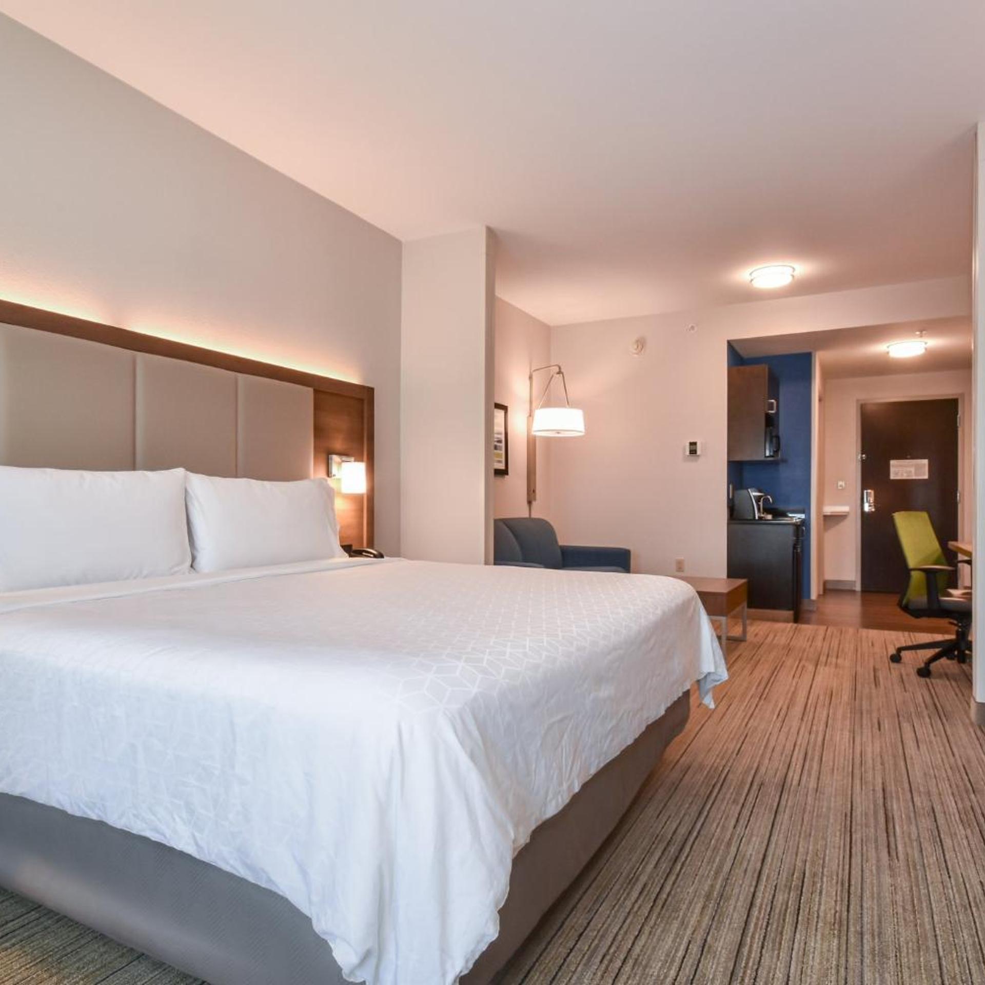 1 Bedroom, Suite, King Bed, Sofa
