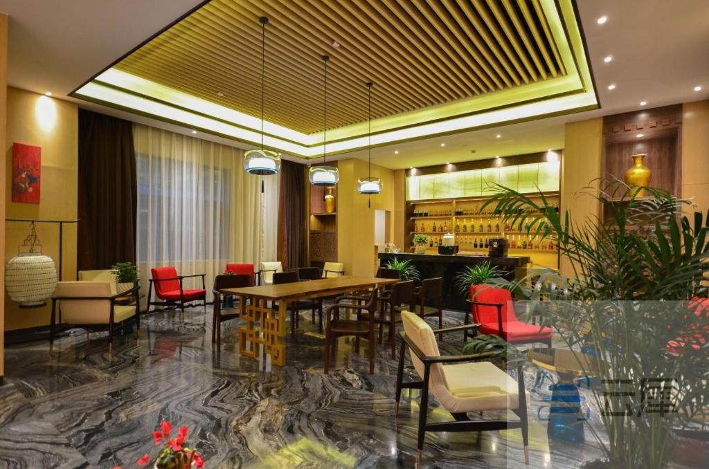 Metropolo Jinjiang Hotel ((Shangri-La Songzanlin Temple) 39/60