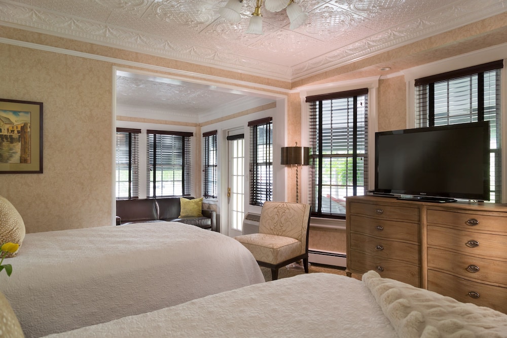 Classic, 2 Double Beds, Parlor، The Chateau Inn and Suites 2/3