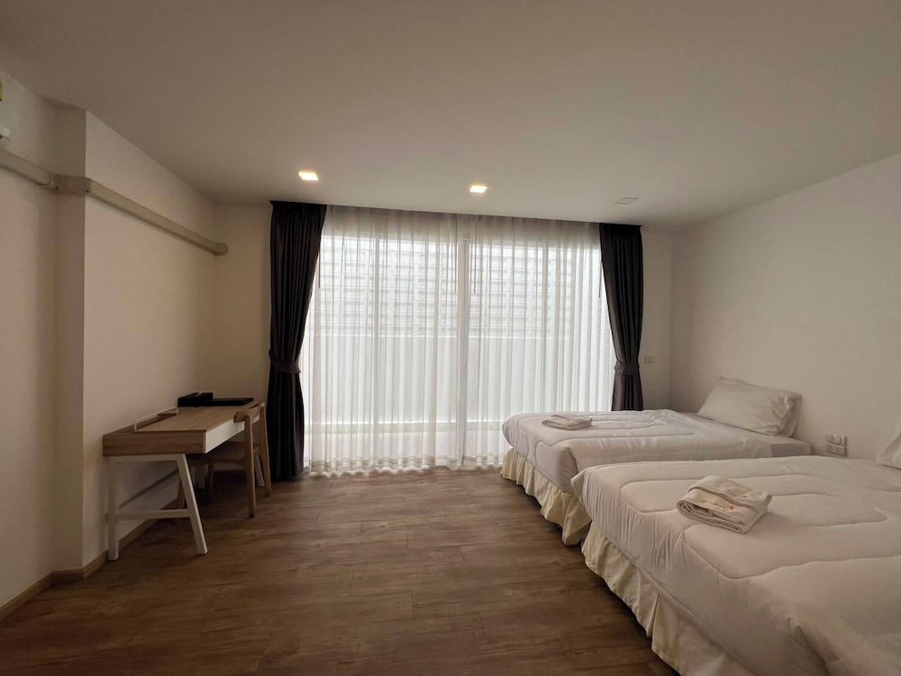 ROOM, TWIN BEDS