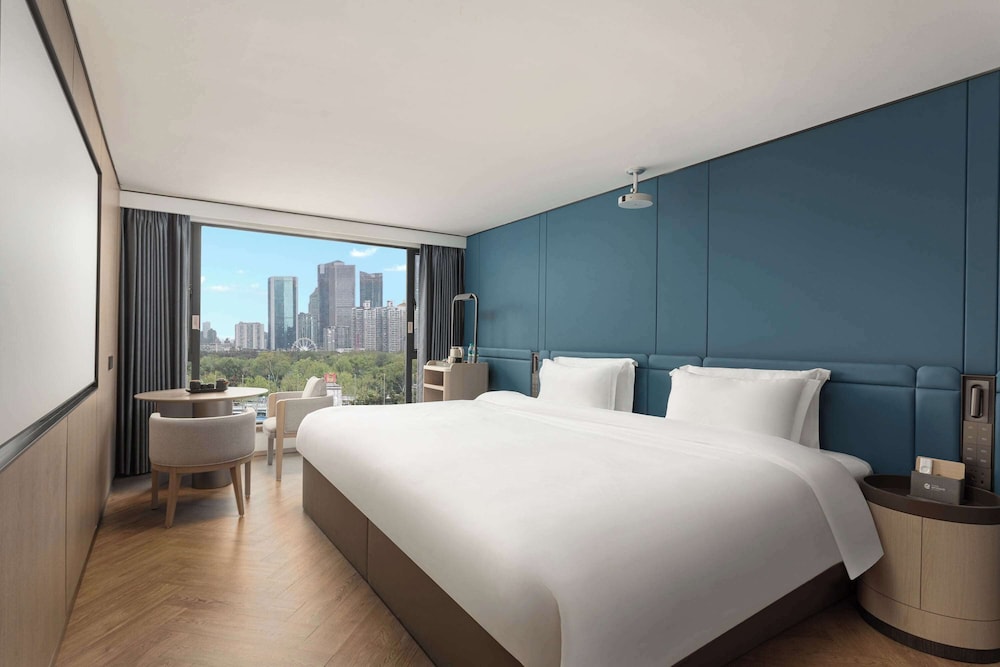 DELUXE, KING BED