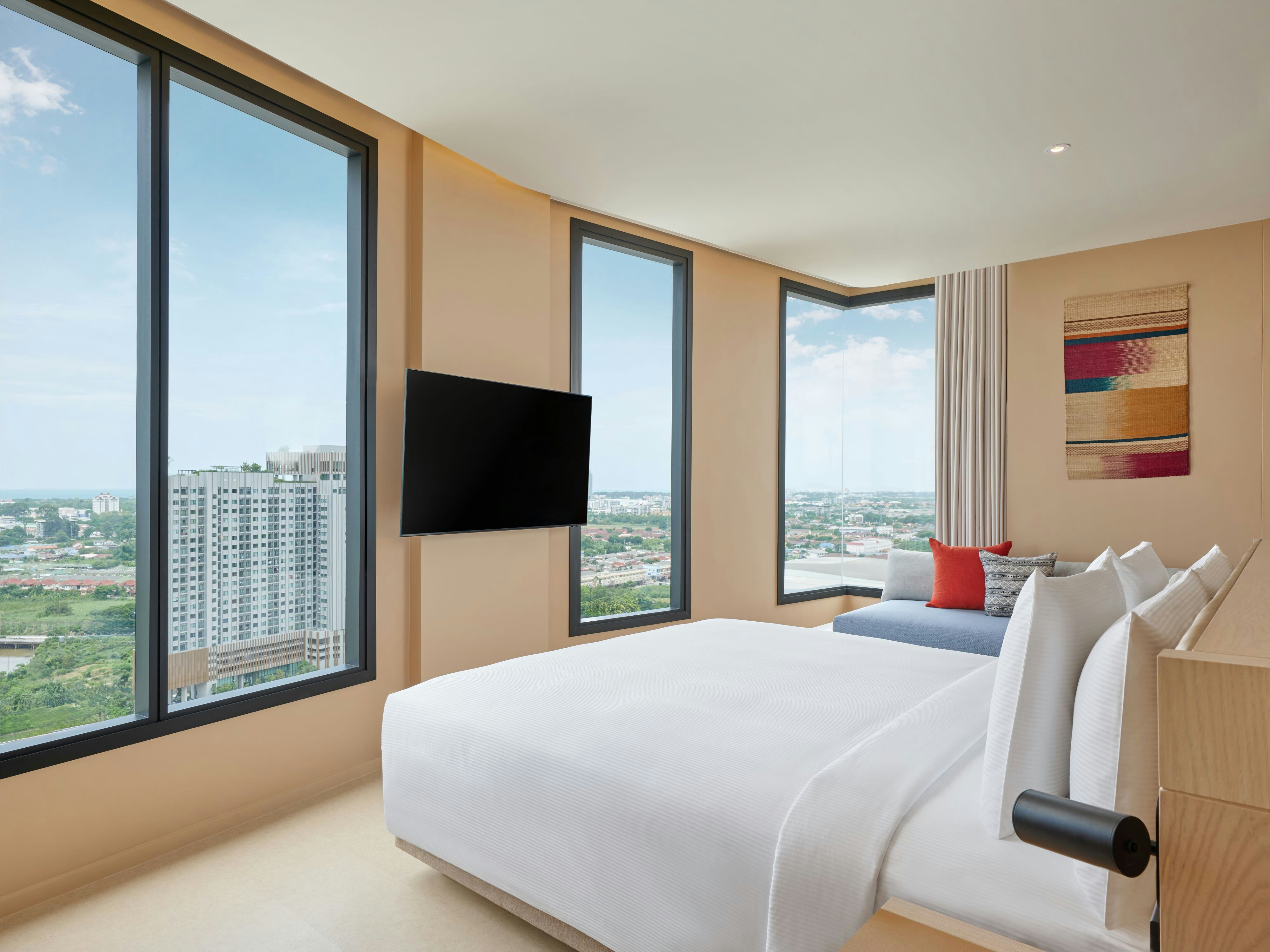 ROOM, KING BED, CORNER