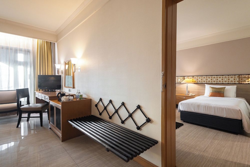 2 Bedrooms, Family Suite, 1 King and 2 Double Beds, City View, Accessible, Indra Regent Hotel 6/7