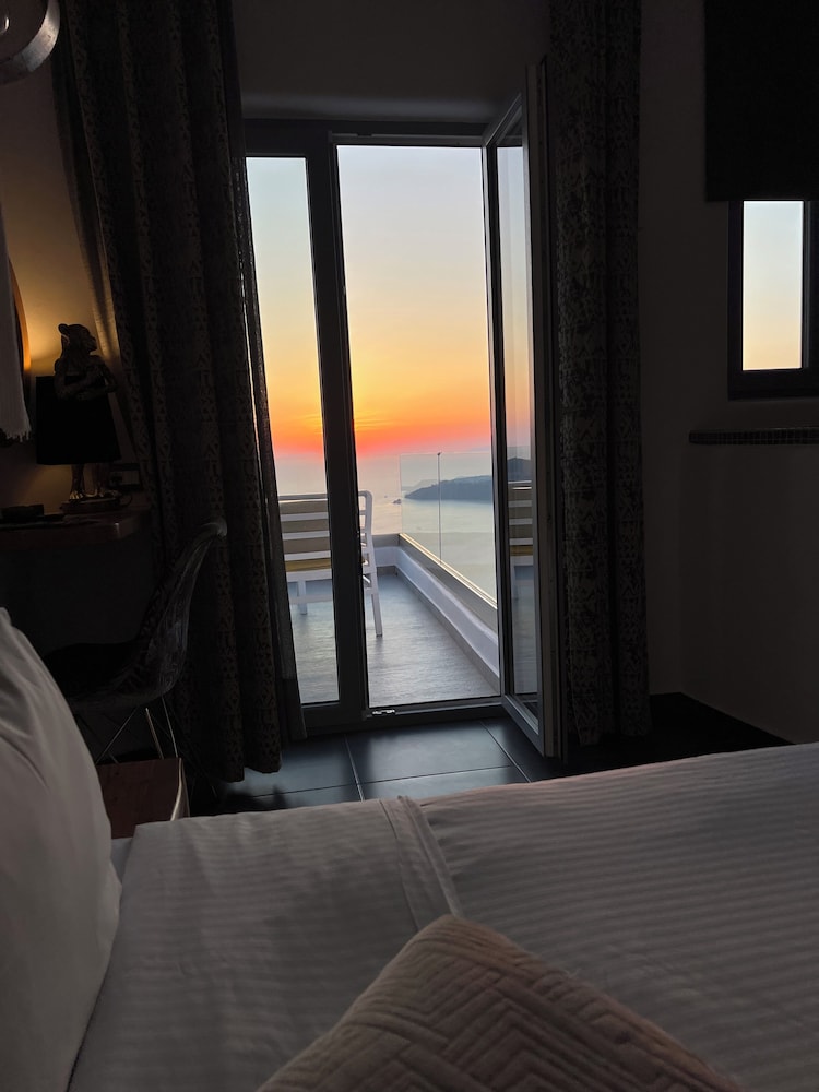 Unique Suites 12/50