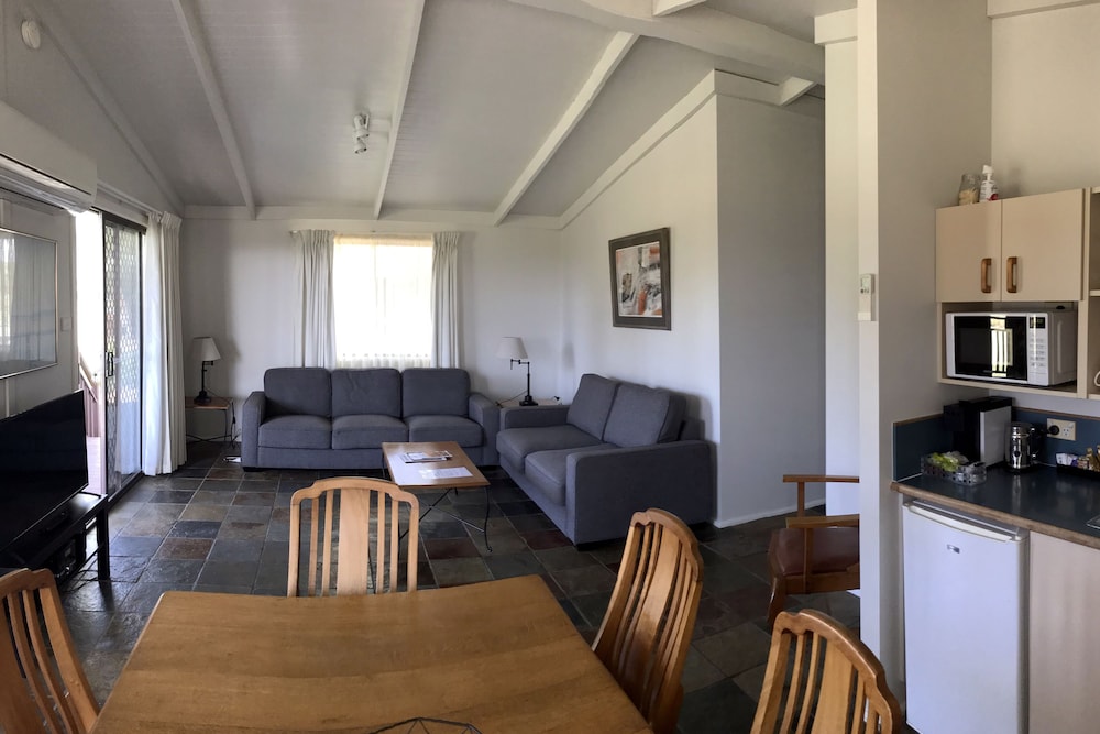 Hunter Valley Resort + Farm 24/37