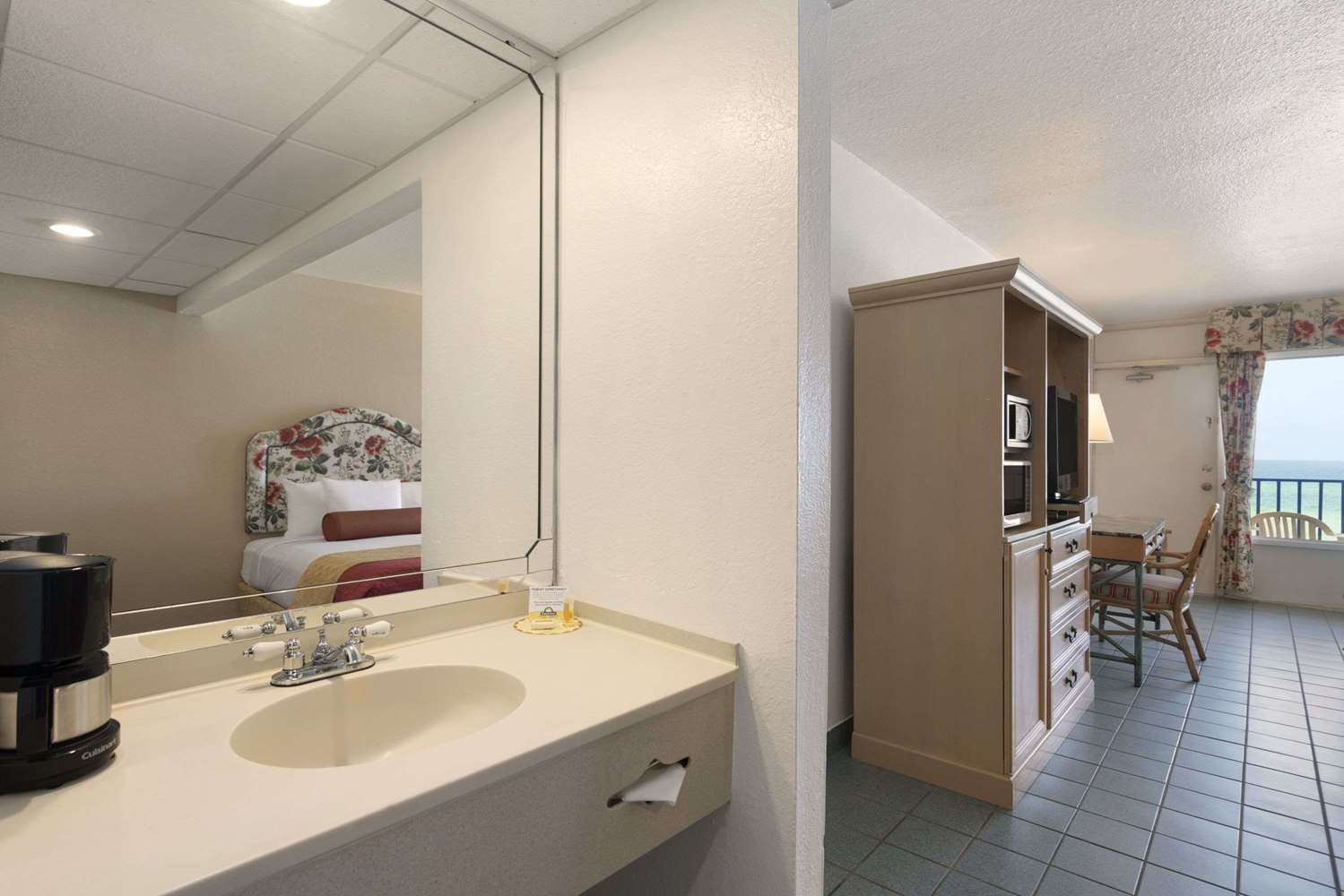 Days Inn By Wyndham Panama City Beach/Ocean Front 53/53