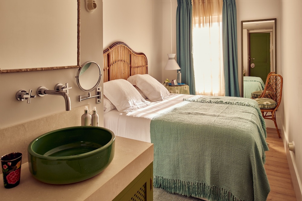Cristine Bedfor Mahon Boutique Hotel 59/60