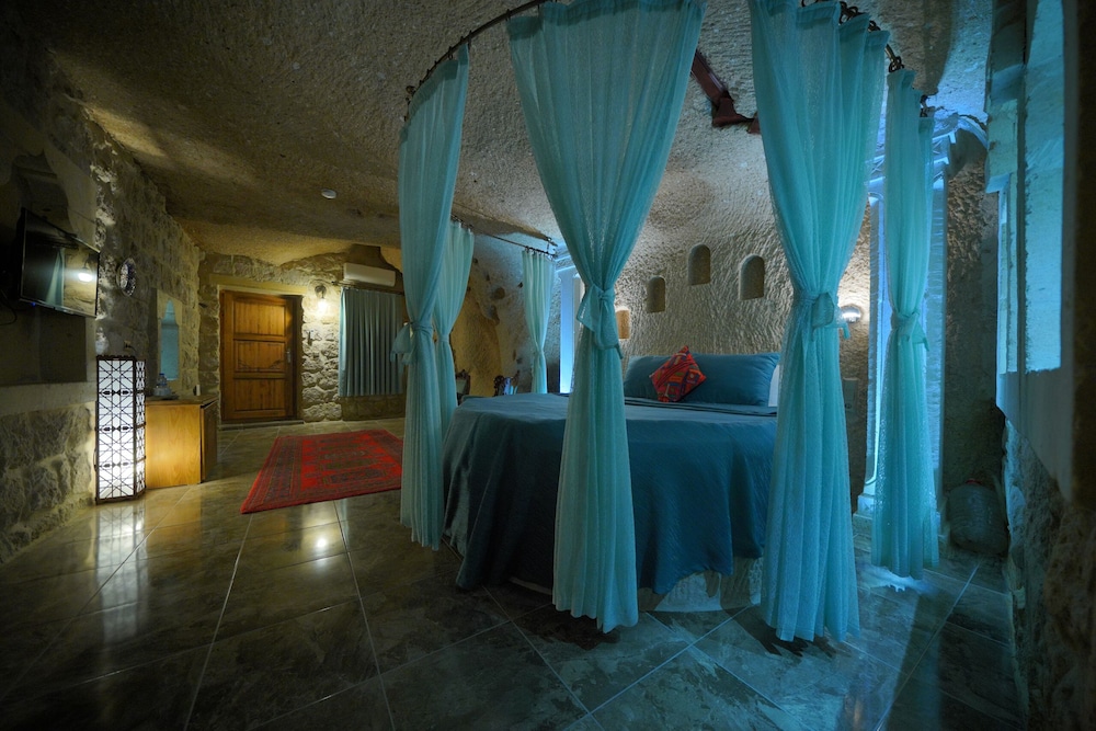 Holiday Cave Hotel 6/81