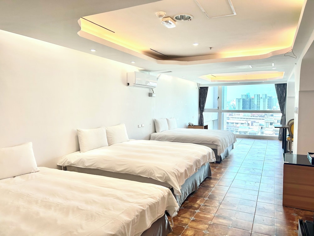 Family, 5 Queen Beds, Bathtub