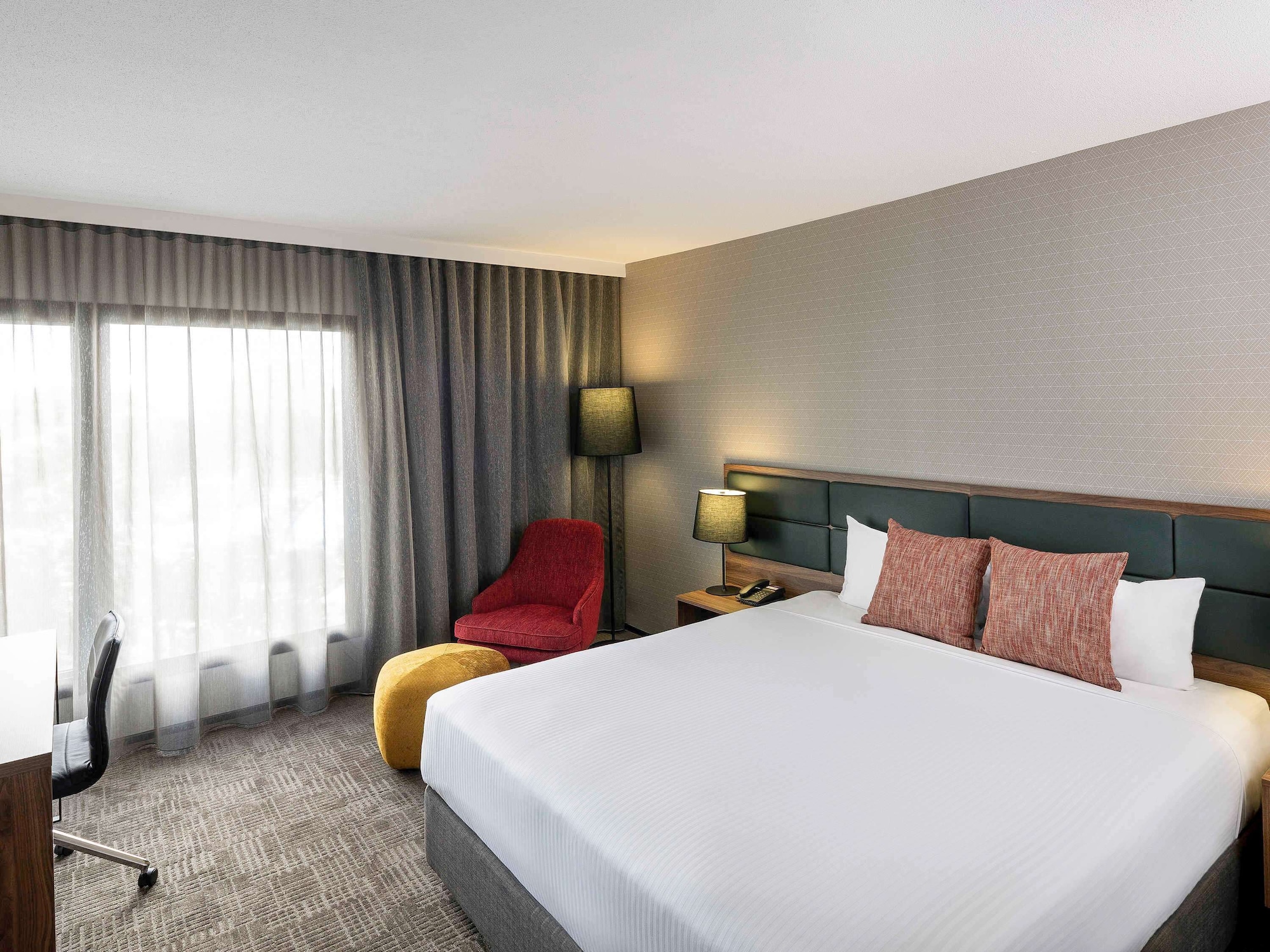 DELUXE, KING BED