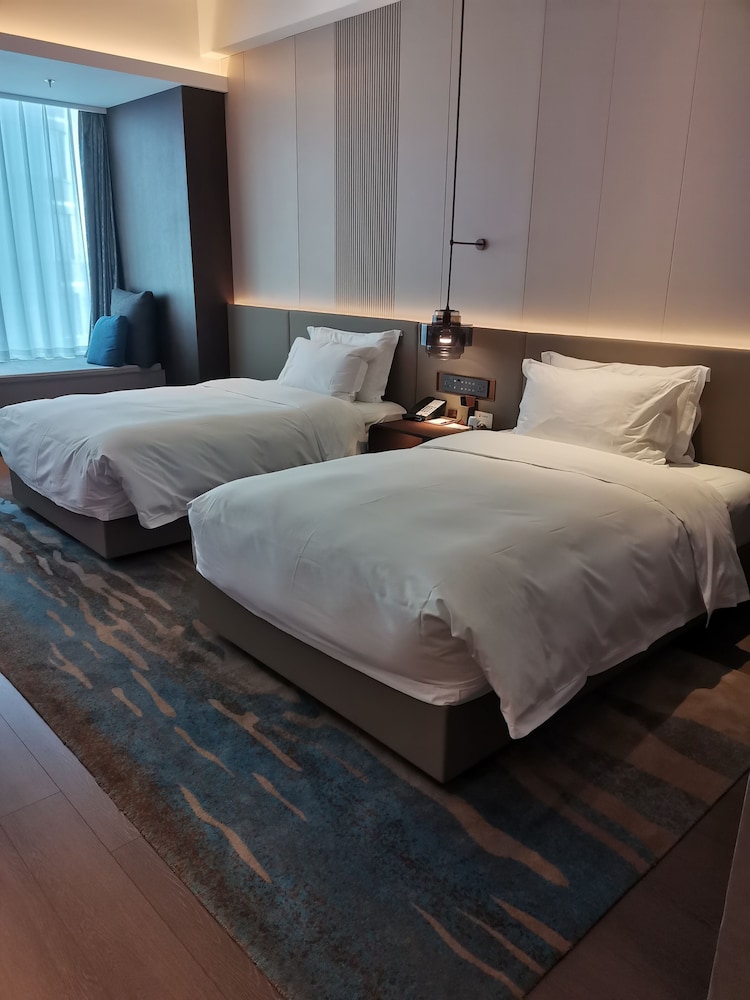 DELUXE, TWIN BEDS