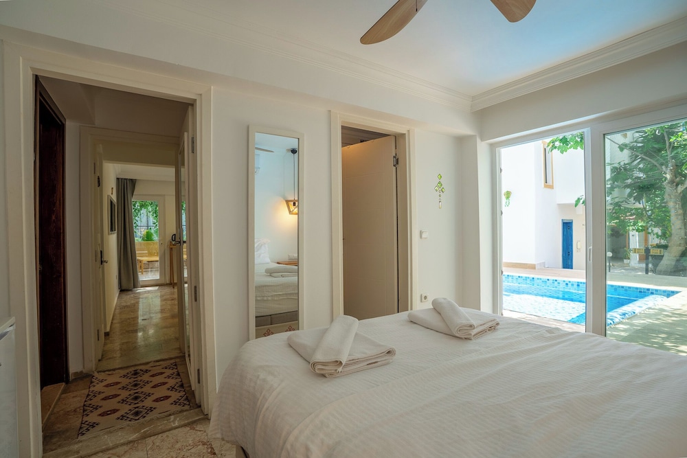 ROOM, SMALL