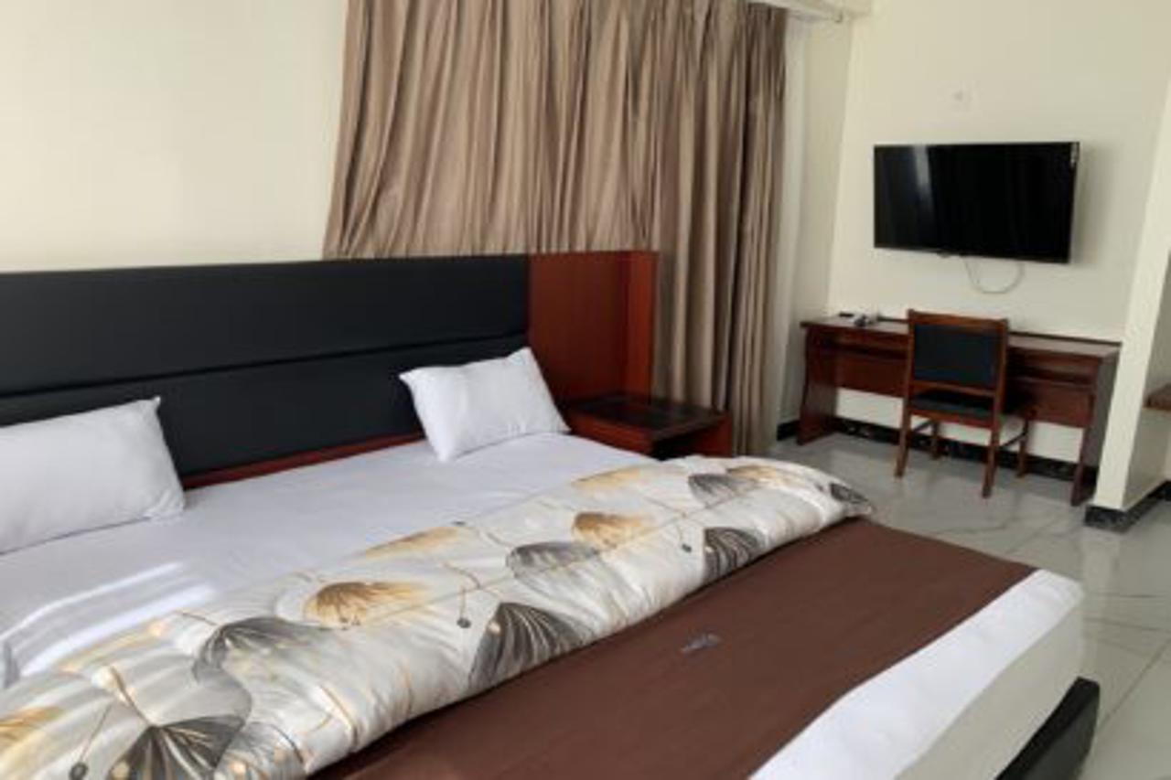Melia's Hotel 13/22