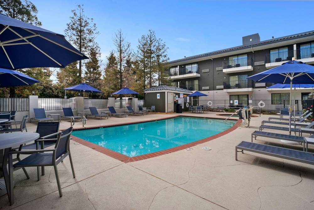 Howard Johnson by Wyndham Fullerton/Anaheim Conference Cntr 26/29