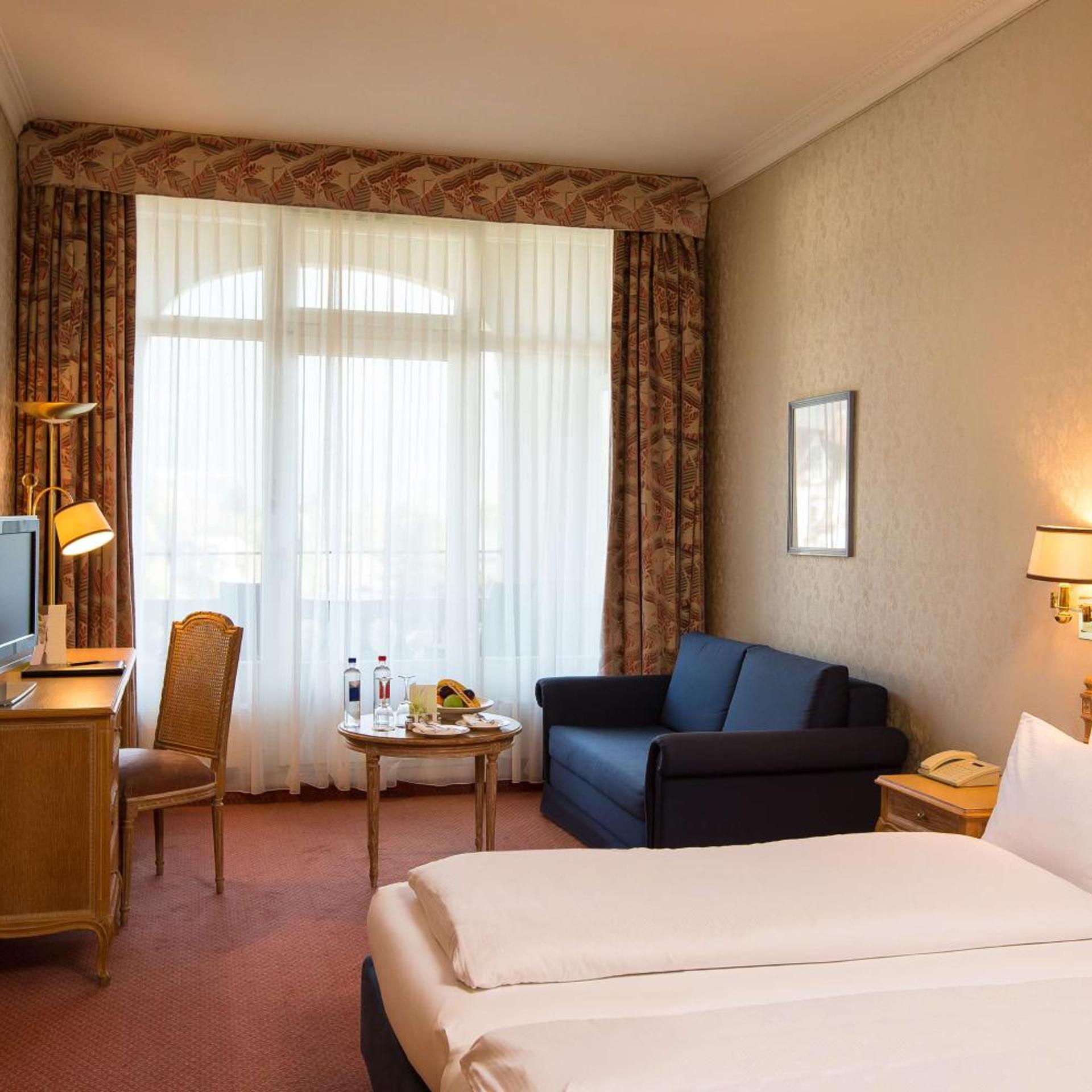 غرفة ديلوكس بسرير كينج بإطلالة على الجبل بشرفة، Grand Hotel Beau Rivage 5/10