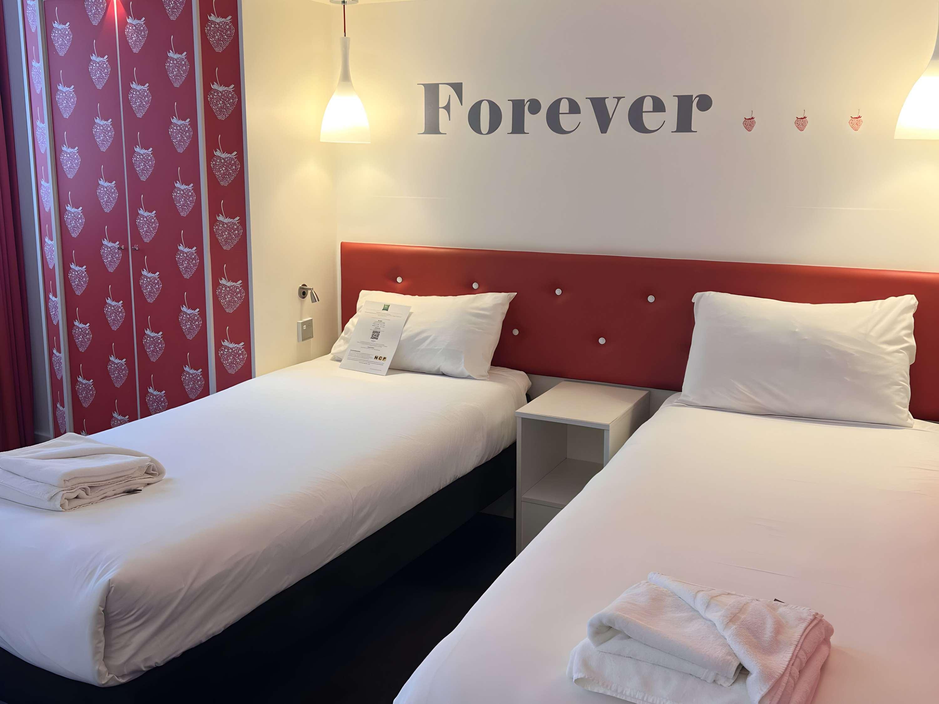 ROOM, QUEEN BED