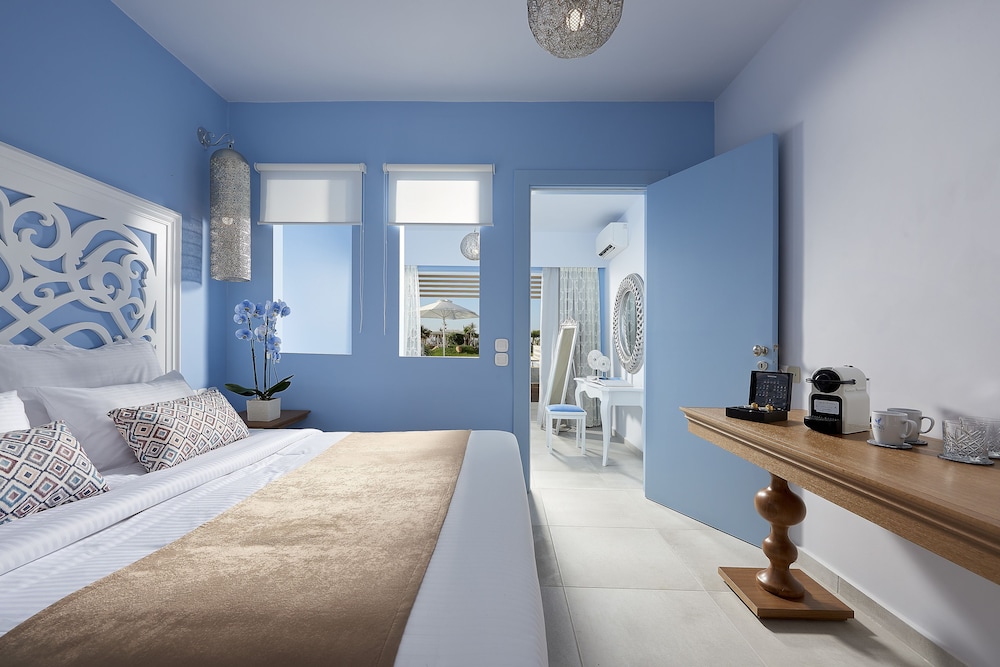 جناح جونيور بثلاثة أسرّة بإطلالة على البحر مع أريكة بمسبح خاص