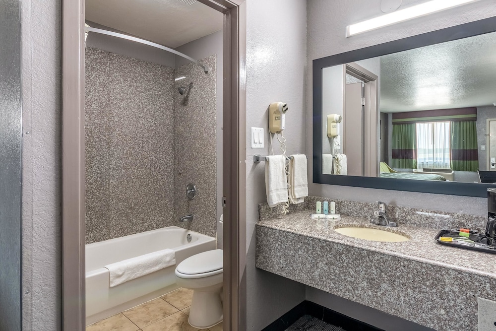 Quality Inn I-10 East near Frost Bank Center 15/42