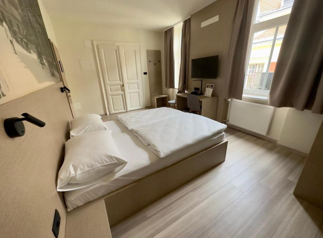 Comfort, Double Bed, Hotel Evropa Celje 3/5