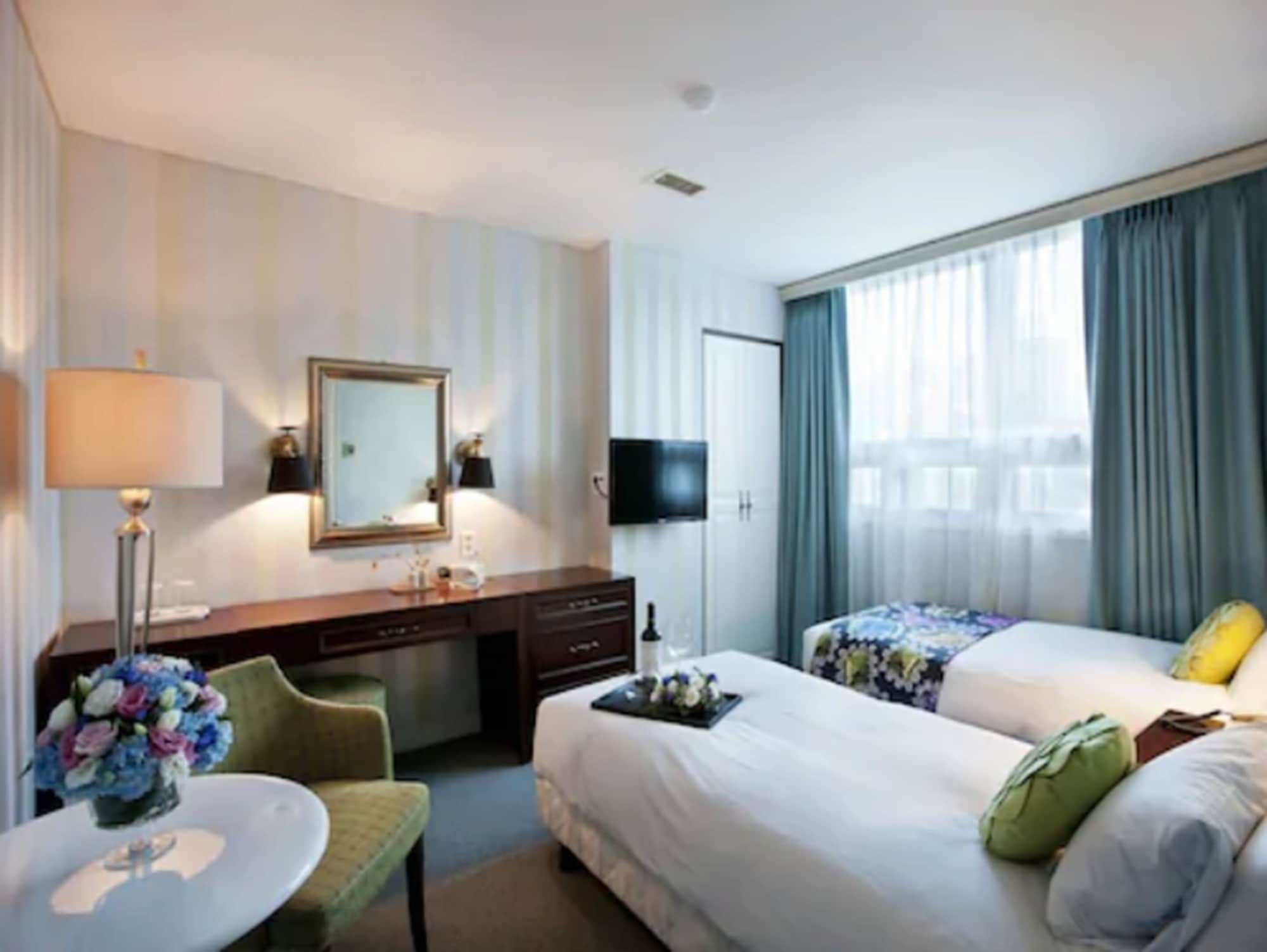 DELUXE, TWIN BEDS