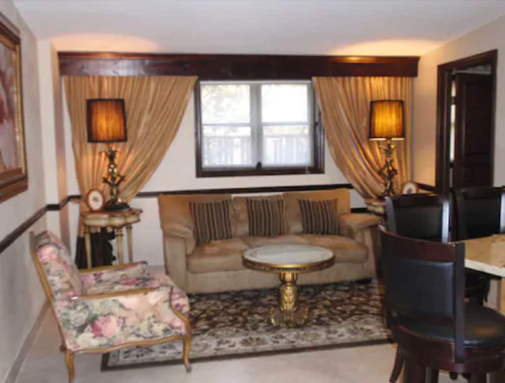 Chalet Inn & Suites Centerport 21/45