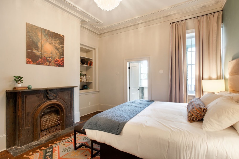 PLUS, KING BED