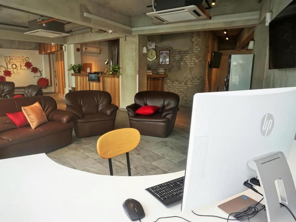 Riverine Garden Hotel 33/39
