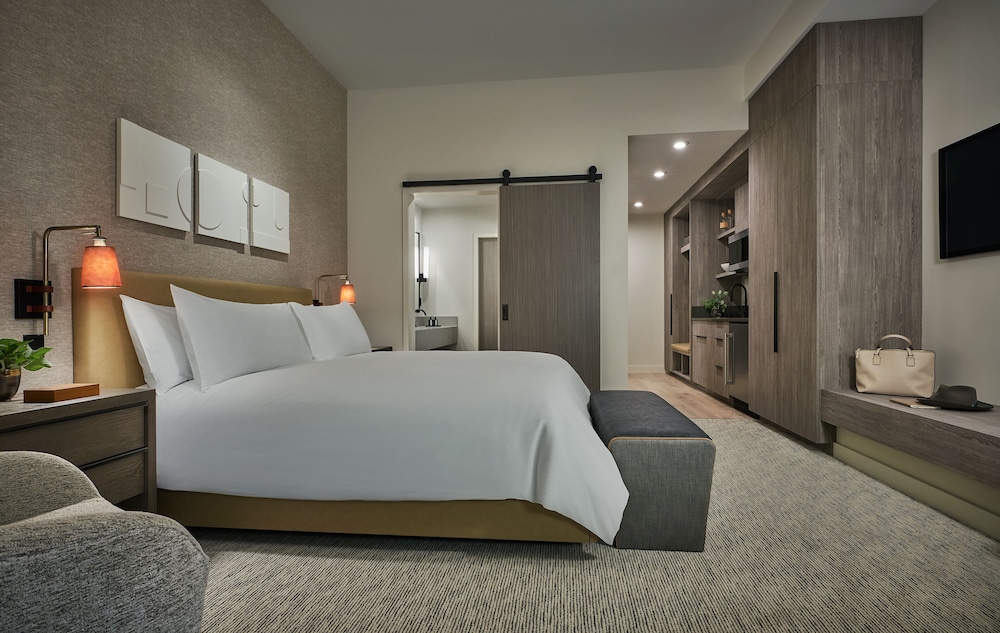 RESORT, STUDIO, SUITE, KING BED