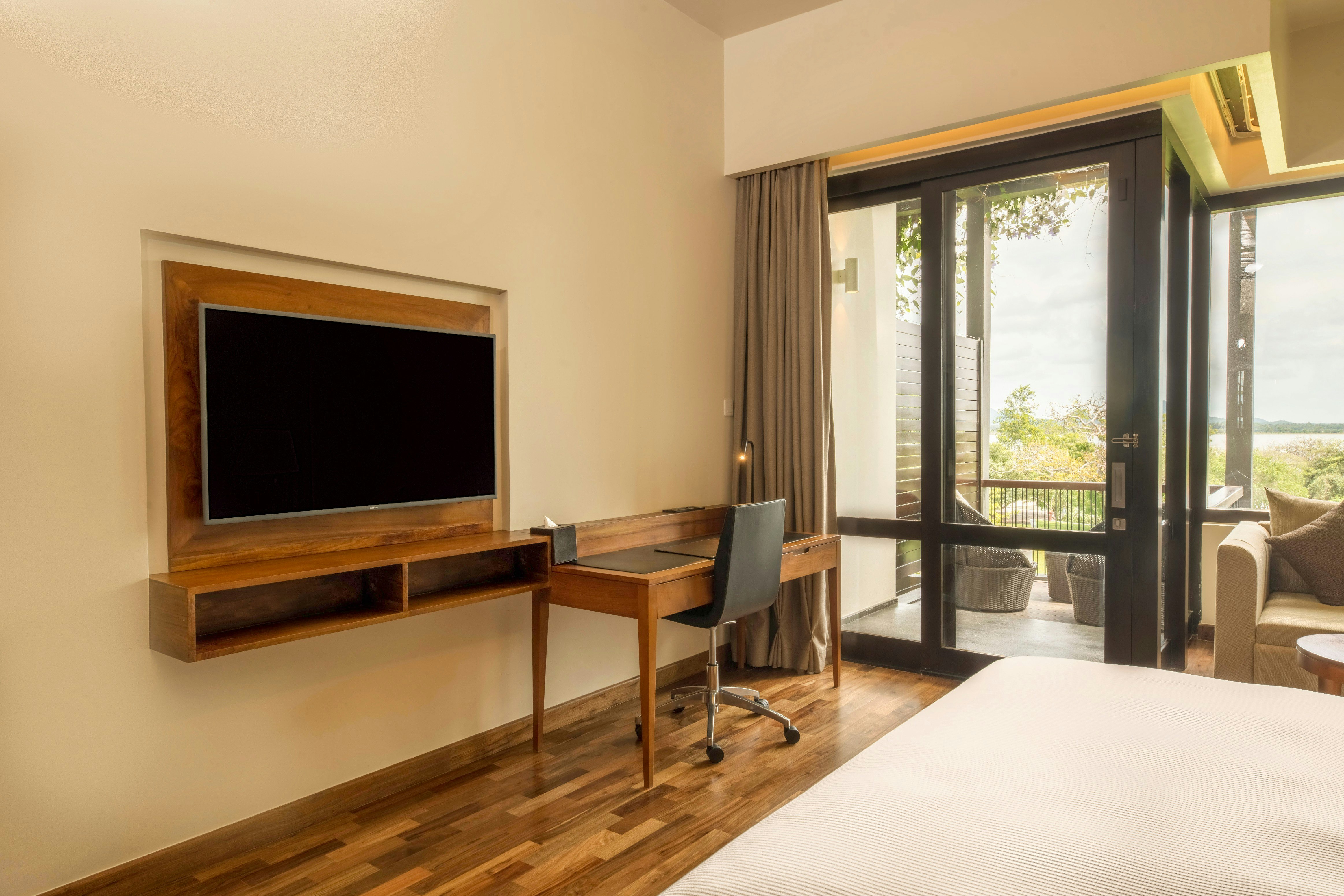 غرفة ديلوكس بسرير كينج بشرفة، Doubletree By Hilton Weerawila Rajawarna Resort 6/9