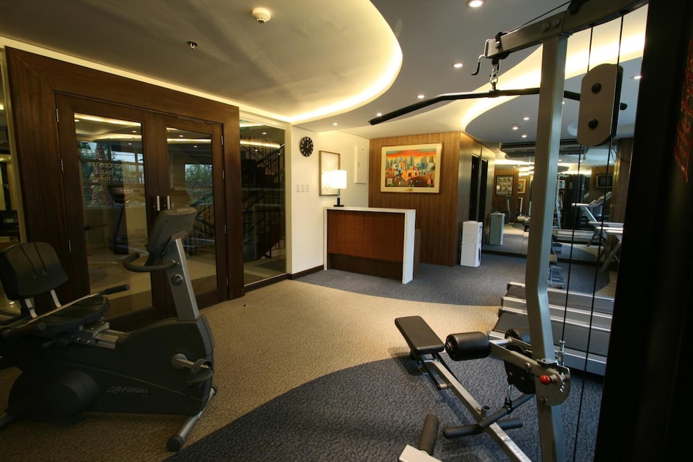 Crown Regency Hotel Makati 30/50