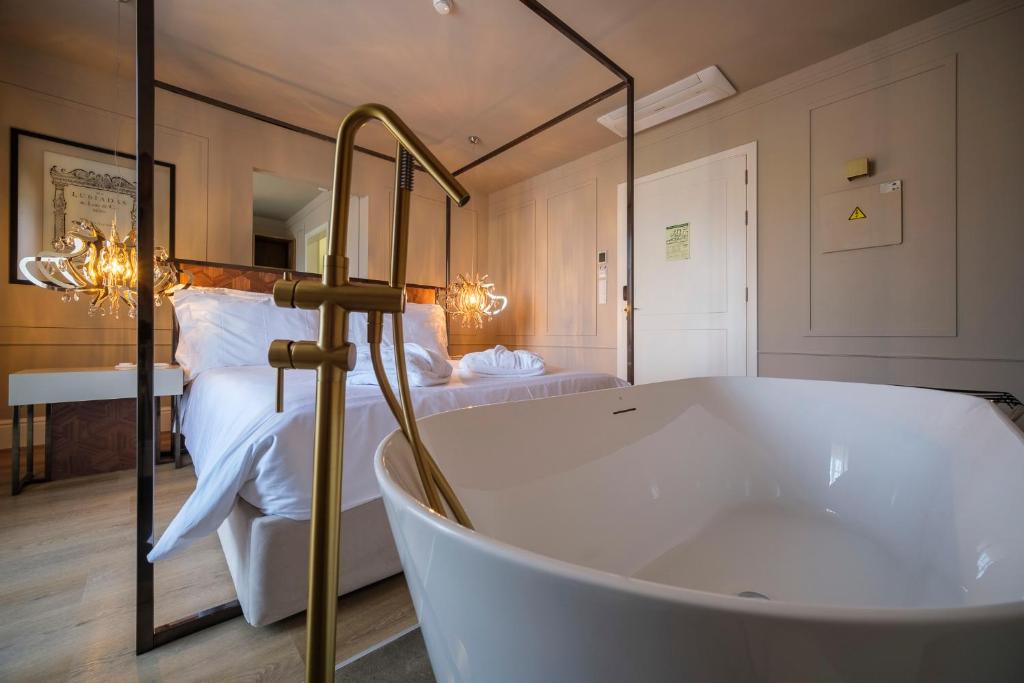 جناح جونيور، AZORES BOOK HOTEL 7/8