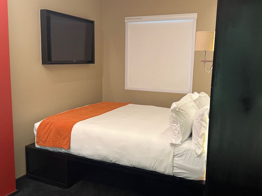 ROOM, ACCESSIBLE
