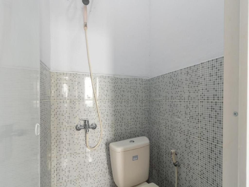 Reddoorz Plus Near Taman Rasuna Menteng 16/17