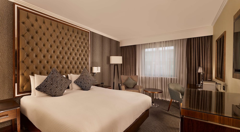 Doubletree By Hilton Hotel Woking 20/55