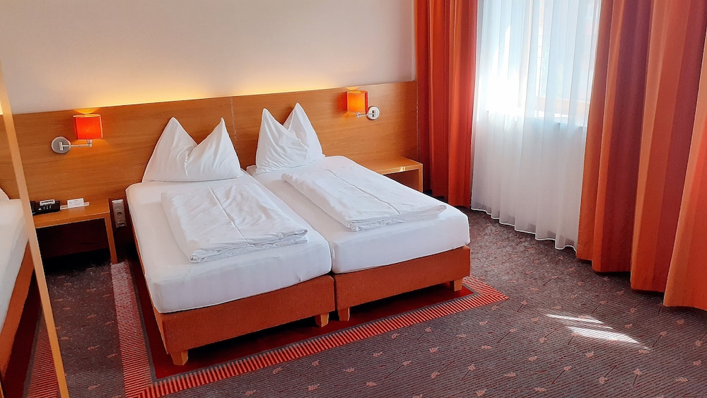 ROOM, DOUBLE BED