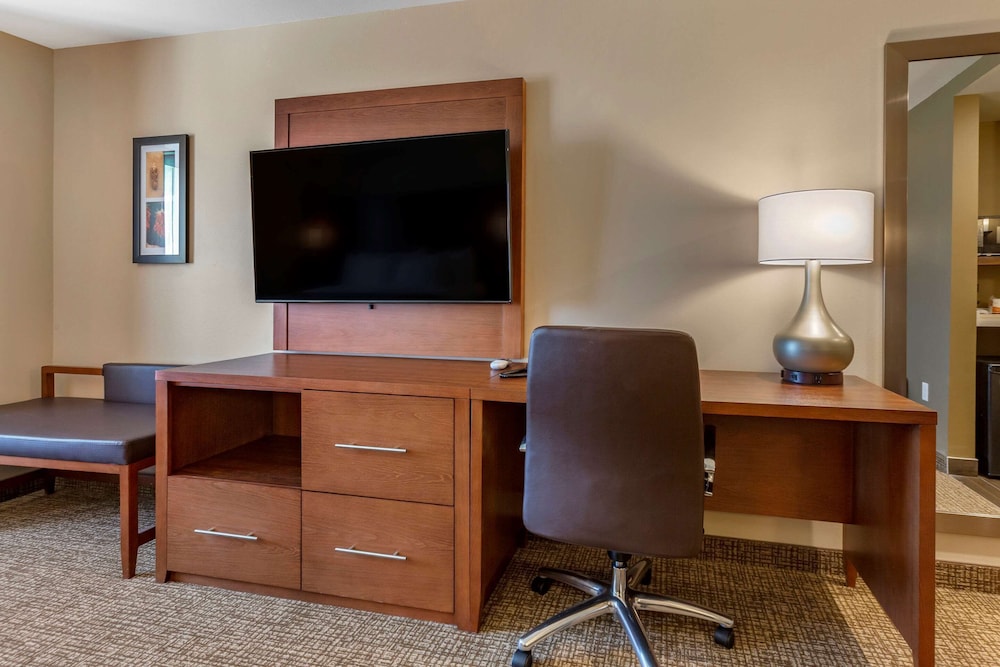 Comfort Suites Albuquerque Airport 32/34
