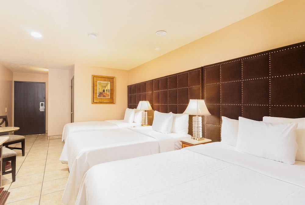 Quality Inn Suites Near the Border 13/67